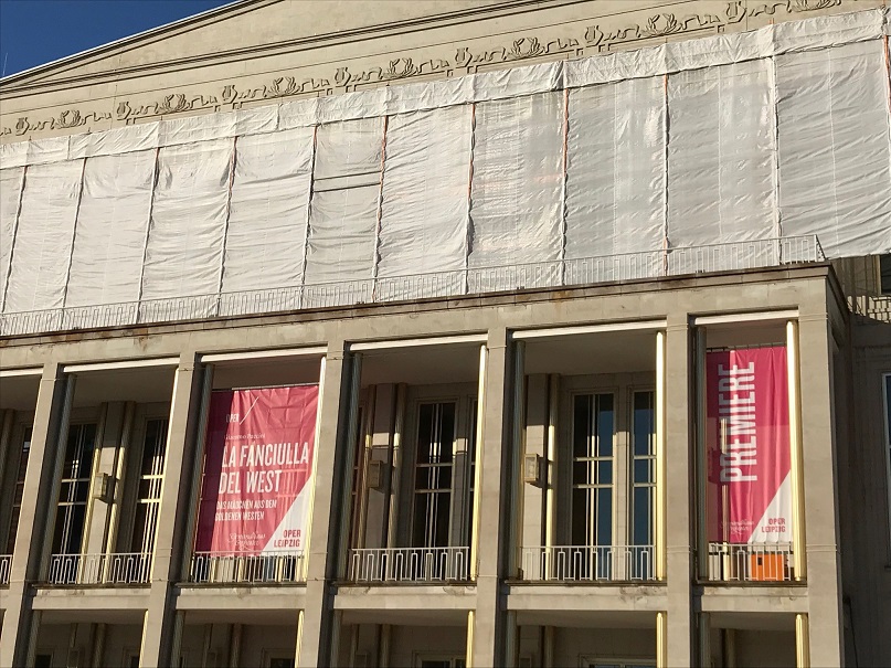 Oper Leipzig eingepackt zur Premiere von Puccinis "La Fanciulla del West" am 29.09.2018 