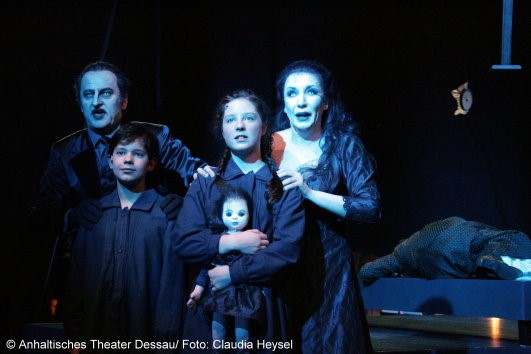 Marian Albert, Allison Oakes, Hannah Fricke und Florian Ott in The Turn of the Screw
Anhaltisches Theater Dessau