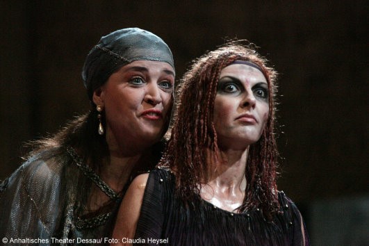 Maida Hundeling und KS Iordanka Derilova zur Premiere Elektra am Anhaltischen Theater Dessau Mai 2009