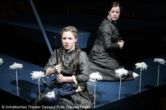 Cornelia Marschall und Hannah Fricke in The Turn of the Screw
Anhaltisches Theater Dessau
