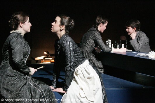Cornelia Marschall, Sabine Noack, Hannah Fricke und Florian Ott in The Turn of the Screw
Anhaltisches Theater Dessau