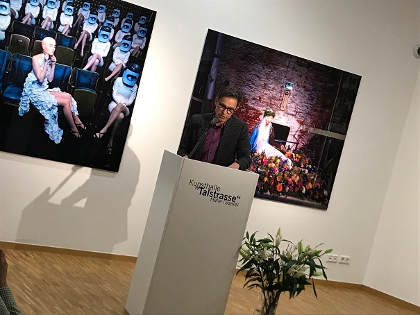 Der Vorsitzende des Kunstvereins Talstrasse e.V., Matthias Rataiczyk, eröffent die Ausstellung.
