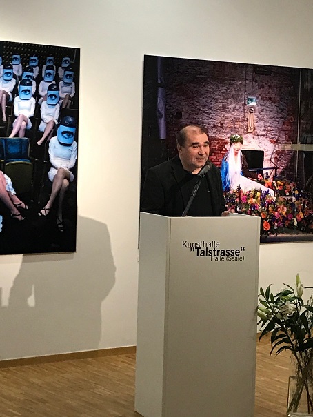 Olaf Martens zu seinen Fotos in der Ausstellung des Kunstvereins Talstrasse e.V.