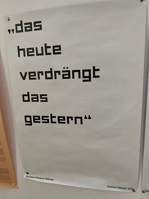 Noch ein Spruch von Hannes Meyer aus dem Jahre 1926, ebenfalls ein Plakat aus dem Bauhaus-Museum Weimar.